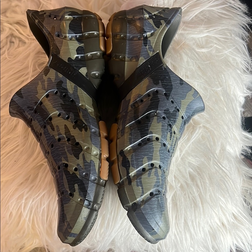 Camouflage Pattern Slip-On Clogs - Picture 2 of 6